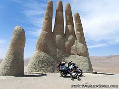 Cile: mano nel deserto